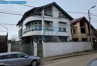 Casă cu 8 camere cu Canalizare în Central