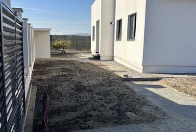 Casă cu 3 camere cu Canalizare în Est