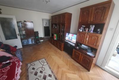 Apartament cu 3 camere semidecomandat în Podu Roș - 1