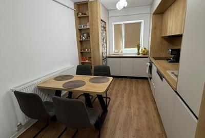 Apartament cu 4 camere decomandat în Republicii