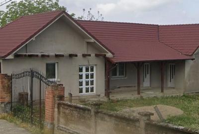 Casă cu 4 camere cu Teren 3500 Mp în Exterior Vest