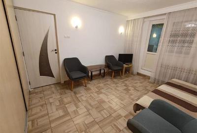 Apartament cu 2 camere semidecomandat, mobilat în Tei