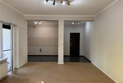 Apartament cu 3 camere semidecomandat în Giroc