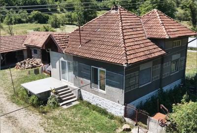 Casă cu 3 camere în Laz