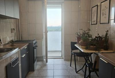 Apartament cu 3 camere semidecomandat în Tineretului