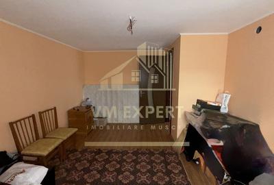 Casă cu 4 camere cu Teren 1000 Mp în Albești