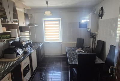 Apartament cu 3 camere decomandat în Găvana