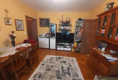 Apartament cu 3 camere semidecomandat în Central - 1