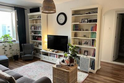 Apartament cu 3 camere semidecomandat în Rahova