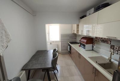 Apartament cu 3 camere decomandat în Micro 6