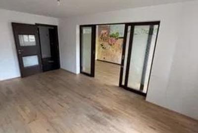 Apartament cu 4 camere semidecomandat în Crângași
