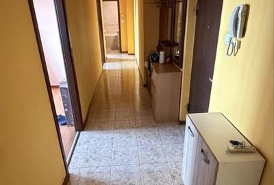 Apartament cu 3 camere decomandat în Victoriei