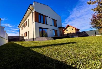 Duplex cu 4 camere cu Canalizare în Domnești