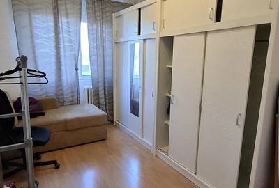 Apartament cu 3 camere decomandat în Alexandriei