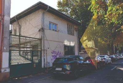 Apartament cu 4 camere semidecomandat în Moșilor