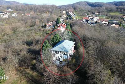 Casă cu 9 camere cu Teren 1737 Mp în Central - 1