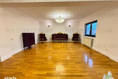 Casă cu 7 camere cu Teren 300 Mp în Central