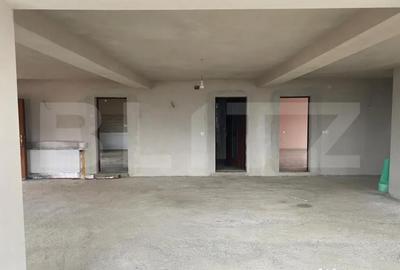 Casă cu 5 camere cu Teren 7100 Mp în Central