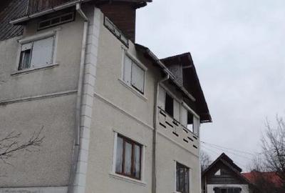 Casă individuală cu 5 camere cu Teren 2513 Mp în Central
