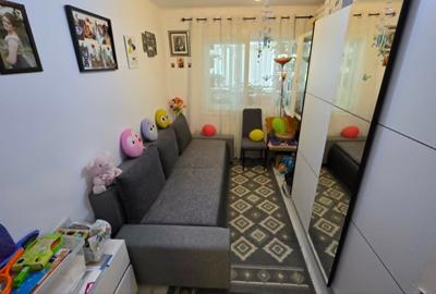 Apartament cu 3 camere semidecomandat în Podu Roș
