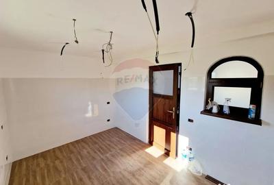 Casă cu 8 camere cu Teren 1502 Mp în Central