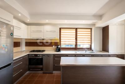 Apartament cu 3 camere semidecomandat, mobilat în Florești