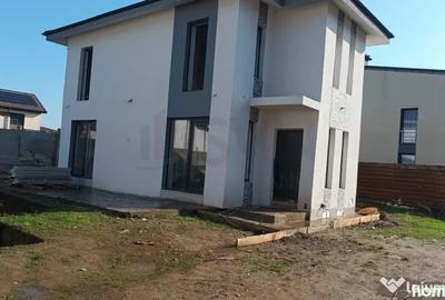 Casă cu 4 camere cu Teren 400 Mp în Central