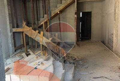 Casă cu 5 camere cu Teren 230 Mp în Central