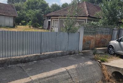 Casă cu 4 camere în Borzești
