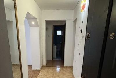Apartament cu 3 camere, mobilat în 9 Mai
