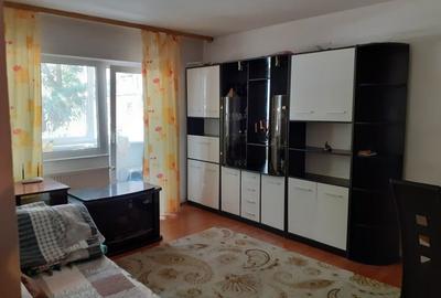 Apartament cu 3 camere decomandat în Aradului