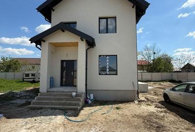 Casă cu 5 camere cu Teren 400 Mp în Domnești