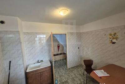 Apartament cu 2 camere semidecomandat în Craiovița Nouă