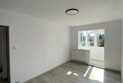 Apartament cu 3 camere semidecomandat în Milcov