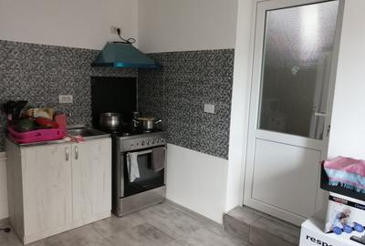 Casă individuală cu 5 camere cu Canalizare în Plopi