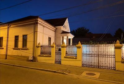 Casă individuală cu 6 camere cu Canalizare în Central