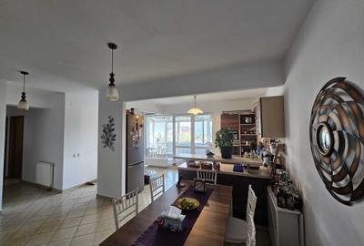 Apartament cu 3 camere decomandat în Titan