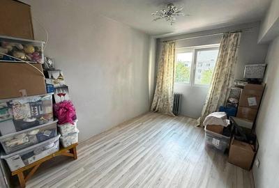 Apartament cu 3 camere decomandat în Republicii