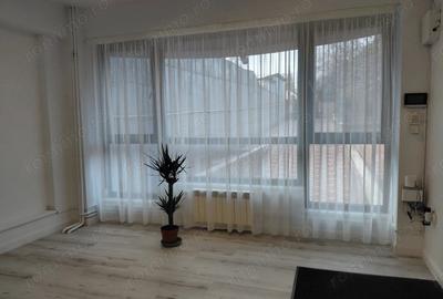 Casă cu 8 camere cu Teren 776 Mp în Central