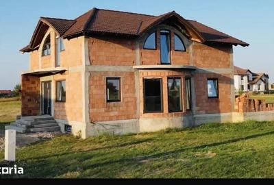 Casă cu 4 camere cu Teren 180 Mp în Central - 2
