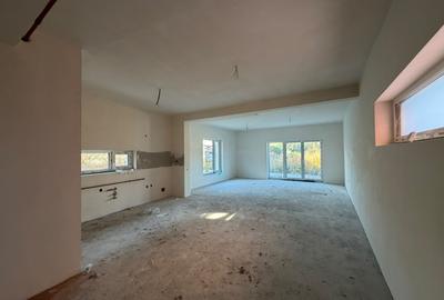 Duplex cu 5 camere cu Canalizare în Iris