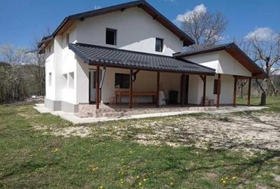 Casă cu 4 camere în Lăicăi