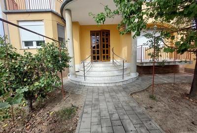 Casă individuală cu 4 camere cu Canalizare în Funcționarilor