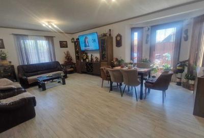 Casă cu 4 camere în Stupini