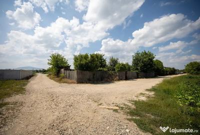 Teren de 4350 mp, în Stupini