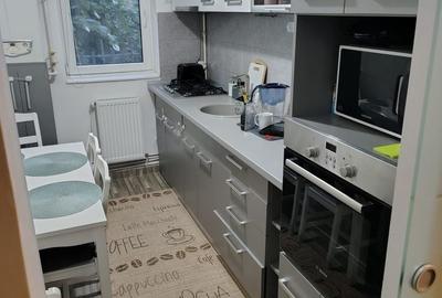 Apartament cu 3 camere decomandat în Micro 5
