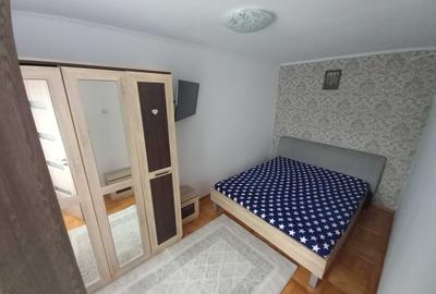 Apartament cu 3 camere semidecomandat în Micro 6