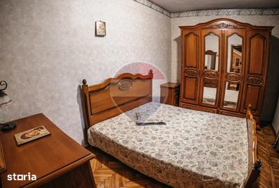 Casă cu 7 camere cu Teren 676 Mp în Central