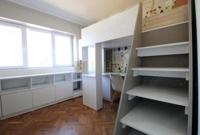 Apartament cu 3 camere semidecomandat, mobilat în Semicentral