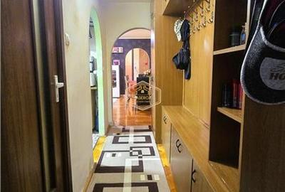 Apartament cu 3 camere semidecomandat, mobilat în Micro 16 - 21
